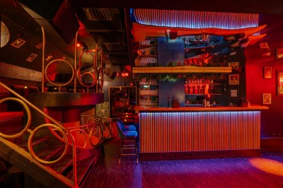 Miniature Location salle Paris 6 (Paris) - Chez Prince #9 Entrée d'un bar ou club avec une enseigne lumineuse en forme de couronne, vélo stationné à gauche et cordon de sécurité.