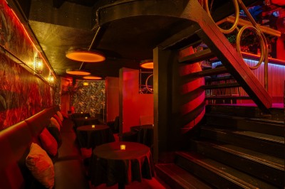 Miniature Location salle Paris 6 (Paris) - Chez Prince #12 Entrée d'un bar ou club avec une enseigne lumineuse en forme de couronne, vélo stationné à gauche et cordon de sécurité.