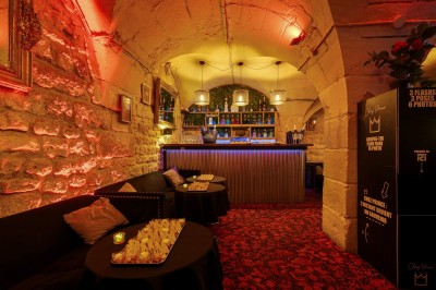 Miniature Location salle Paris 6 (Paris) - Chez Prince #18 Entrée d'un bar ou club avec une enseigne lumineuse en forme de couronne, vélo stationné à gauche et cordon de sécurité.