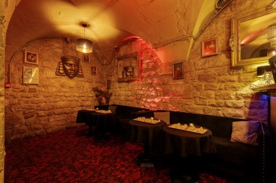 Miniature Location salle Paris 6 (Paris) - Chez Prince #19 Entrée d'un bar ou club avec une enseigne lumineuse en forme de couronne, vélo stationné à gauche et cordon de sécurité.