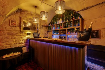 Miniature Location salle Paris 6 (Paris) - Chez Prince #20 Entrée d'un bar ou club avec une enseigne lumineuse en forme de couronne, vélo stationné à gauche et cordon de sécurité.