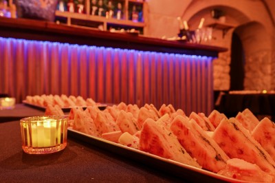 Miniature Location salle Paris 6 (Paris) - Chez Prince #22 Entrée d'un bar ou club avec une enseigne lumineuse en forme de couronne, vélo stationné à gauche et cordon de sécurité.