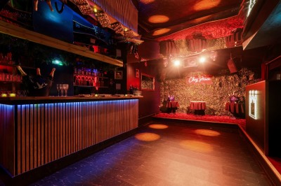 Miniature Location salle Paris 6 (Paris) - Chez Prince #23 Entrée d'un bar ou club avec une enseigne lumineuse en forme de couronne, vélo stationné à gauche et cordon de sécurité.