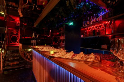 Miniature Location salle Paris 6 (Paris) - Chez Prince #29 Entrée d'un bar ou club avec une enseigne lumineuse en forme de couronne, vélo stationné à gauche et cordon de sécurité.