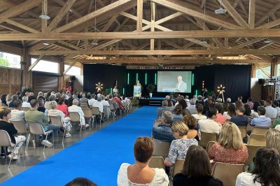 Vue aérienne d'un château entouré de neige, avec une petite ville et un paysage hivernal en arrière-plan.
