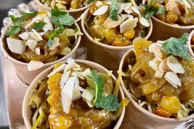 Miniature Traiteur Marseille 13 (Bouches-du-Rhône) - Dihya #11 Table garnie de plats variés : boulettes, tartines garnies, sauces et accompagnements dans des assiettes et bols.