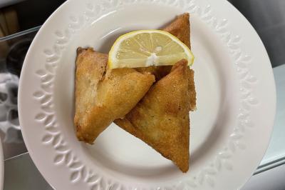 Miniature Traiteur Marseille 13 (Bouches-du-Rhône) - Dihya #13 Table garnie de plats variés : boulettes, tartines garnies, sauces et accompagnements dans des assiettes et bols.