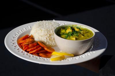 Miniature Traiteur Marseille 13 (Bouches-du-Rhône) - Dihya #14 Table garnie de plats variés : boulettes, tartines garnies, sauces et accompagnements dans des assiettes et bols.