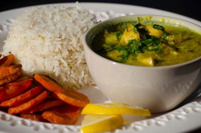 Miniature Traiteur Marseille 13 (Bouches-du-Rhône) - Dihya #15 Table garnie de plats variés : boulettes, tartines garnies, sauces et accompagnements dans des assiettes et bols.