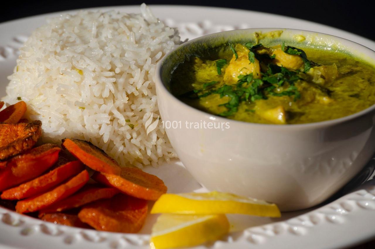 Assiette composée de riz blanc, de carottes rôties et d'un bol de curry vert garni de coriandre.
