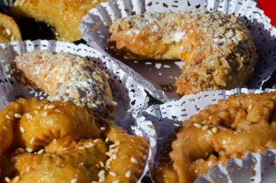 Miniature Traiteur Marseille 13 (Bouches-du-Rhône) - Dihya #16 Table garnie de plats variés : boulettes, tartines garnies, sauces et accompagnements dans des assiettes et bols.