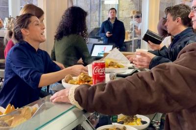 Miniature Traiteur Marseille 13 (Bouches-du-Rhône) - Dihya #18 Table garnie de plats variés : boulettes, tartines garnies, sauces et accompagnements dans des assiettes et bols.