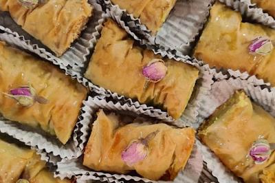 Miniature Traiteur Marseille 13 (Bouches-du-Rhône) - Dihya #20 Table garnie de plats variés : boulettes, tartines garnies, sauces et accompagnements dans des assiettes et bols.