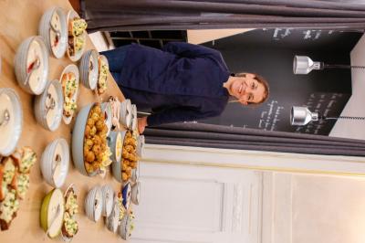 Miniature Traiteur Marseille 13 (Bouches-du-Rhône) - Dihya #21 Table garnie de plats variés : boulettes, tartines garnies, sauces et accompagnements dans des assiettes et bols.