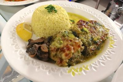 Table garnie de plats variés : boulettes, tartines garnies, sauces et accompagnements dans des assiettes et bols.