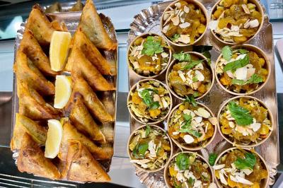 Table garnie de plats variés : boulettes, tartines garnies, sauces et accompagnements dans des assiettes et bols.