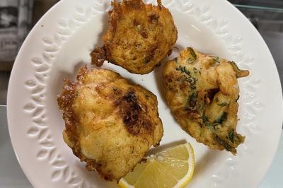 Table garnie de plats variés : boulettes, tartines garnies, sauces et accompagnements dans des assiettes et bols.