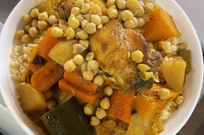 Table garnie de plats variés : boulettes, tartines garnies, sauces et accompagnements dans des assiettes et bols.