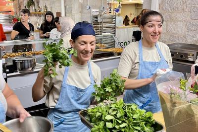 Table garnie de plats variés : boulettes, tartines garnies, sauces et accompagnements dans des assiettes et bols.