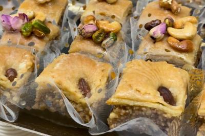 Table garnie de plats variés : boulettes, tartines garnies, sauces et accompagnements dans des assiettes et bols.