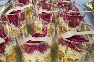 Table garnie de plats variés : boulettes, tartines garnies, sauces et accompagnements dans des assiettes et bols.