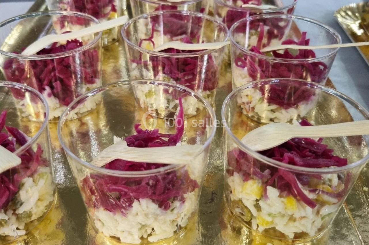 Verrines garnies de salade de chou rouge et mélange crémeux, présentées sur un plateau doré avec des mini-cuillères.