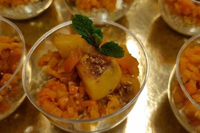 Table garnie de plats variés : boulettes, tartines garnies, sauces et accompagnements dans des assiettes et bols.