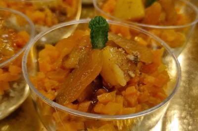 Table garnie de plats variés : boulettes, tartines garnies, sauces et accompagnements dans des assiettes et bols.