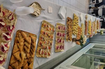 Table garnie de plats variés : boulettes, tartines garnies, sauces et accompagnements dans des assiettes et bols.