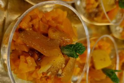 Table garnie de plats variés : boulettes, tartines garnies, sauces et accompagnements dans des assiettes et bols.