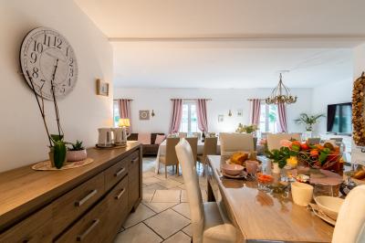 Carte montrant une région autour de Dijon, en France, avec des villes et routes principales visibles.