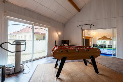 Carte montrant une région autour de Dijon, en France, avec des villes et routes principales visibles.