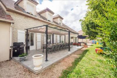 Carte montrant une région autour de Dijon, en France, avec des villes et routes principales visibles.