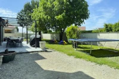 Carte montrant une région autour de Dijon, en France, avec des villes et routes principales visibles.