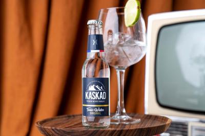 Abri en bois avec trois cibles de fléchettes fixées, une étagère avec une pomme et une autre avec un vase de fleurs.