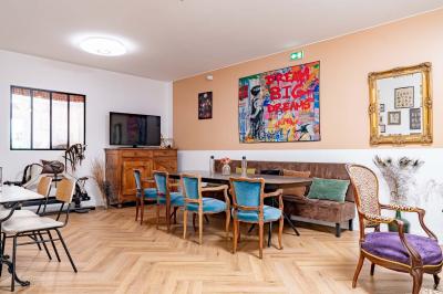 Abri en bois avec trois cibles de fléchettes fixées, une étagère avec une pomme et une autre avec un vase de fleurs.