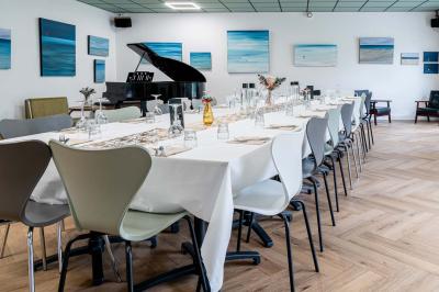 Abri en bois avec trois cibles de fléchettes fixées, une étagère avec une pomme et une autre avec un vase de fleurs.