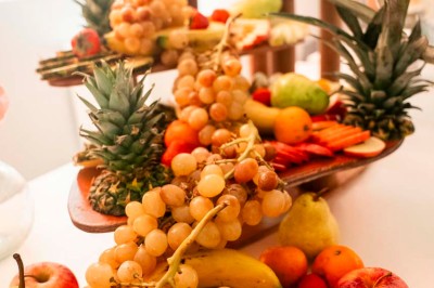 Une mariée en robe blanche pose sur une plateforme tournante lors d'un événement en extérieur, entourée d'invités.