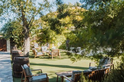 Une mariée en robe blanche pose sur une plateforme tournante lors d'un événement en extérieur, entourée d'invités.