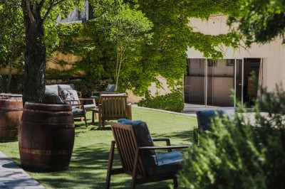Une mariée en robe blanche pose sur une plateforme tournante lors d'un événement en extérieur, entourée d'invités.