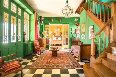 Gros plan de raisins violets avec des reflets lumineux et un flou d'arrière-plan.