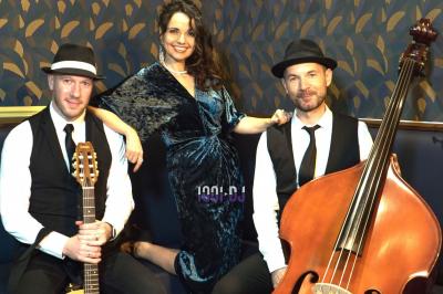 Miniature DJ Orgeval (Yvelines) - Dj Josephine #3 Un groupe de musiciens et une chanteuse se produisent sur scène avec des éclairages rouges et noirs.