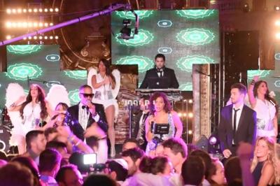 Miniature DJ Orgeval (Yvelines) - Dj Josephine #5 Un groupe de musiciens et une chanteuse se produisent sur scène avec des éclairages rouges et noirs.