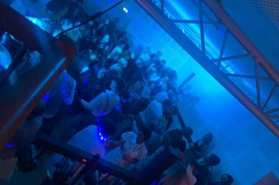 Carnets décorés avec des autocollants colorés et un dessin de fleur violette, posés sur une surface en bois.