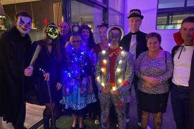 Carnets décorés avec des autocollants colorés et un dessin de fleur violette, posés sur une surface en bois.