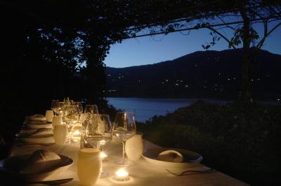 Salon lumineux avec canapé blanc, table basse, bureau près de la fenêtre et vue sur un jardin verdoyant.