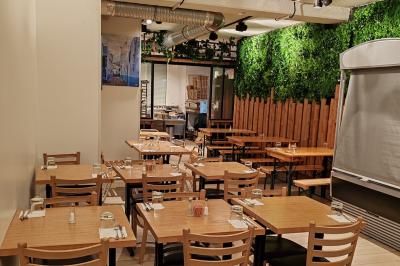 Plat de viande rôtie décorée de brochettes de légumes et servi avec des accompagnements variés sur une table dressée.