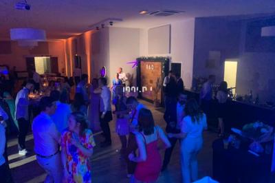 Miniature DJ Biganos (Gironde) - Deejayniko G #4 Un DJ mixant de la musique sur une table de mixage dans une salle éclairée par des lumières violettes.