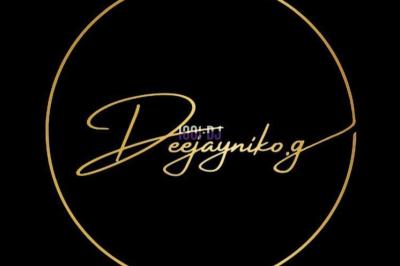 Miniature DJ Biganos (Gironde) - Deejayniko G #7 Un DJ mixant de la musique sur une table de mixage dans une salle éclairée par des lumières violettes.