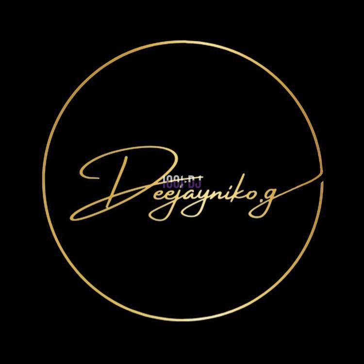 Logo circulaire noir avec un texte doré stylisé ’Deejayniko.g’ au centre, entouré d'un cercle doré.